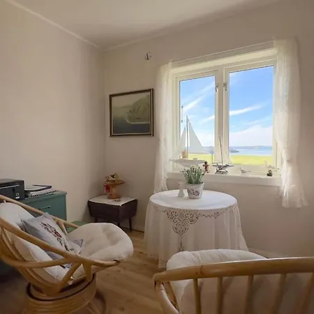 Lofoten Midnight Sun Spot House On The Nyaraló *